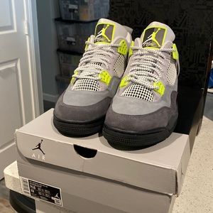 Air Jordan Retro4 SE “Neon ‘95”